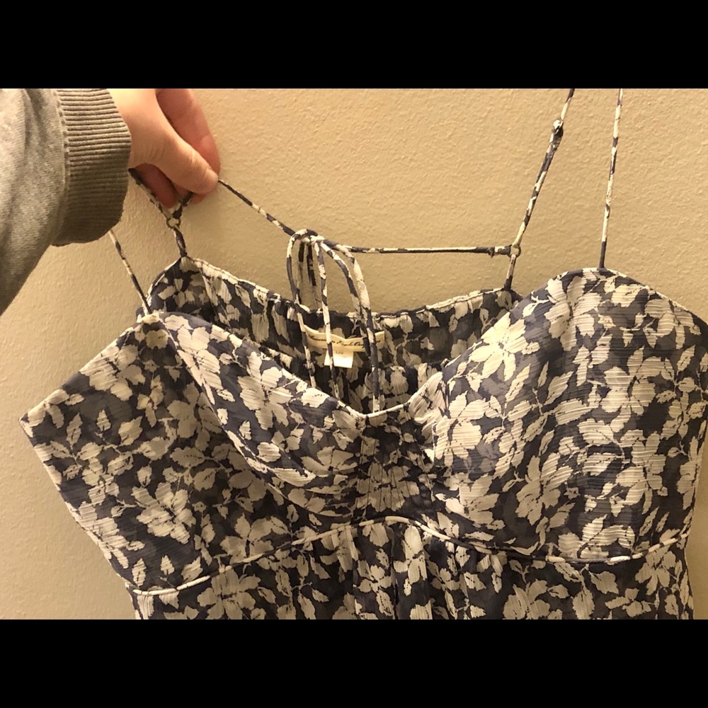 NWOT- beautiful floral AE top - Picture 2 of 4